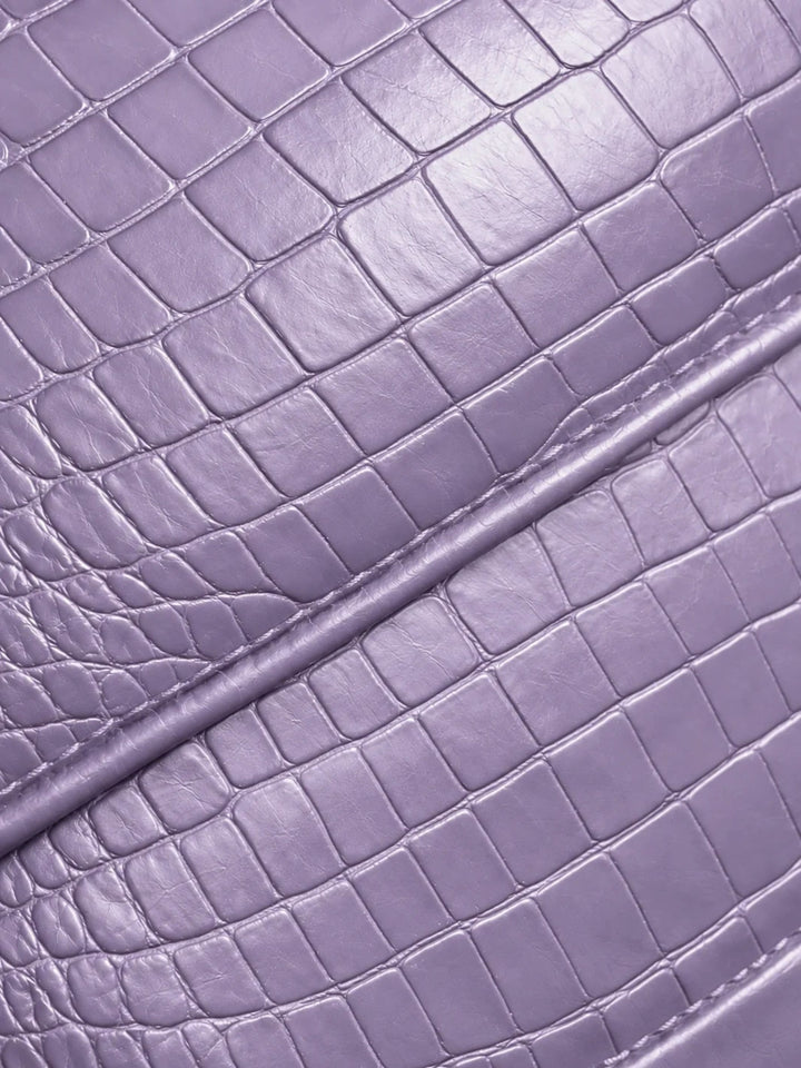 Pure Studios Ophelia Schultertasche in Lavender mit Croco-Prägung – Lederdetail