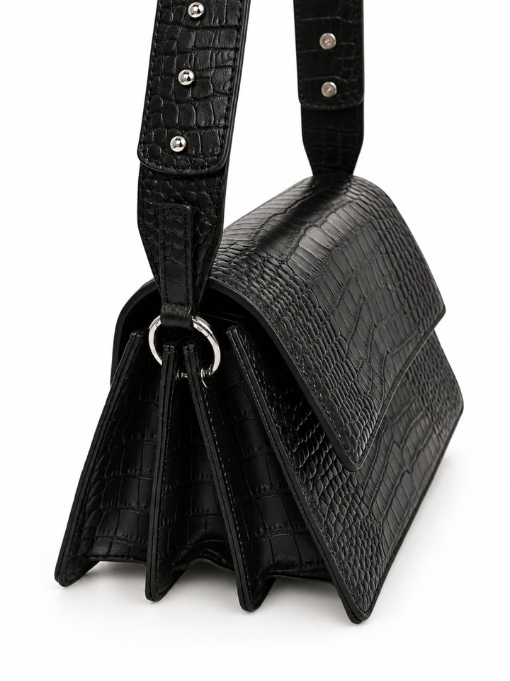 OPHELIA schwarze Croco Ledertasche mit seitlicher Ansicht und Henkelbefestigung
