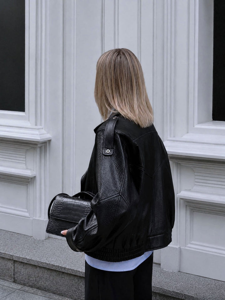 Schwarze Croco-Schultertasche von PURE Studios im Lifestyle-Look