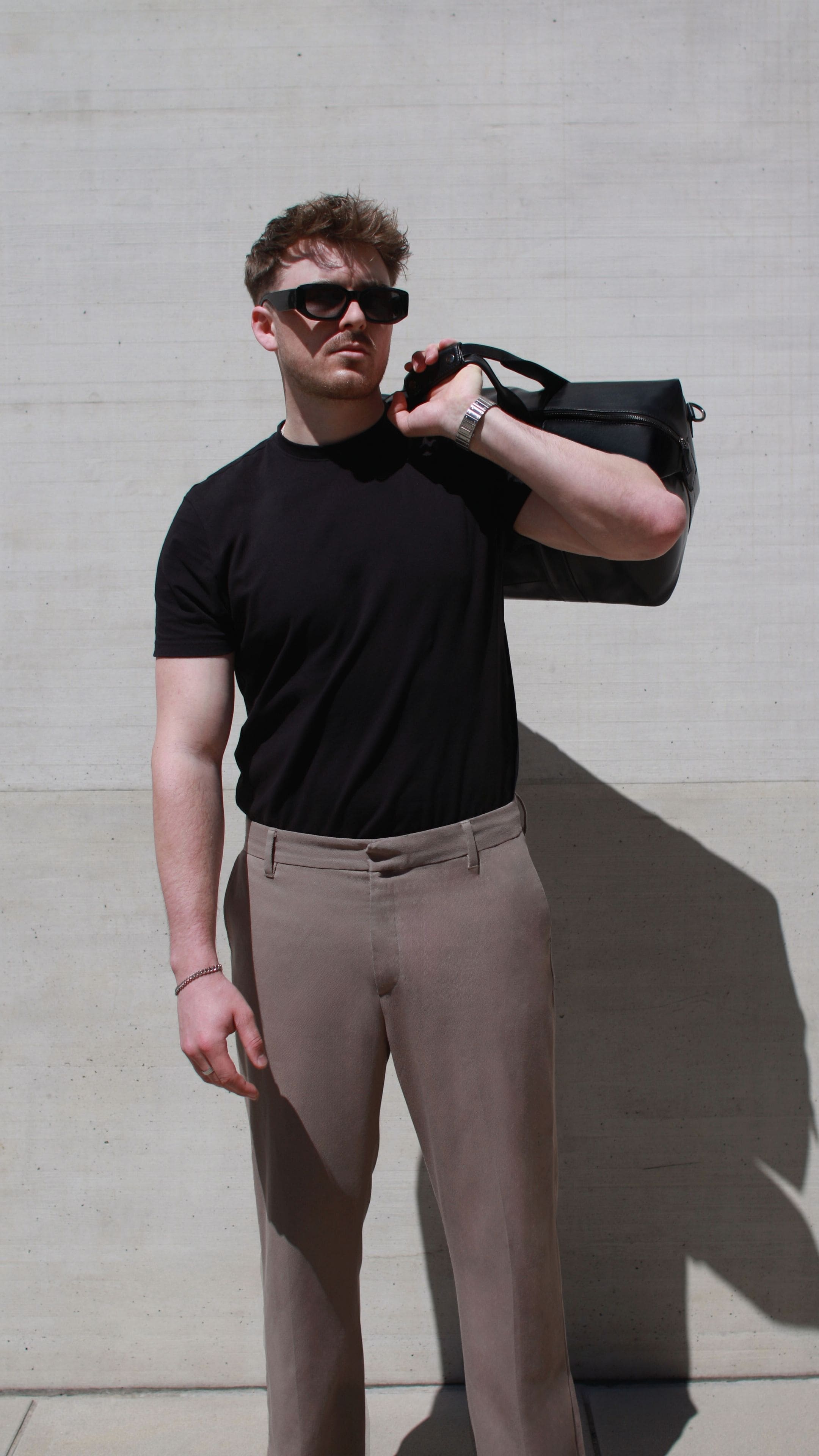 Reisetasche Elnath aus Leder von PURE Studios, getragen über der Schulter