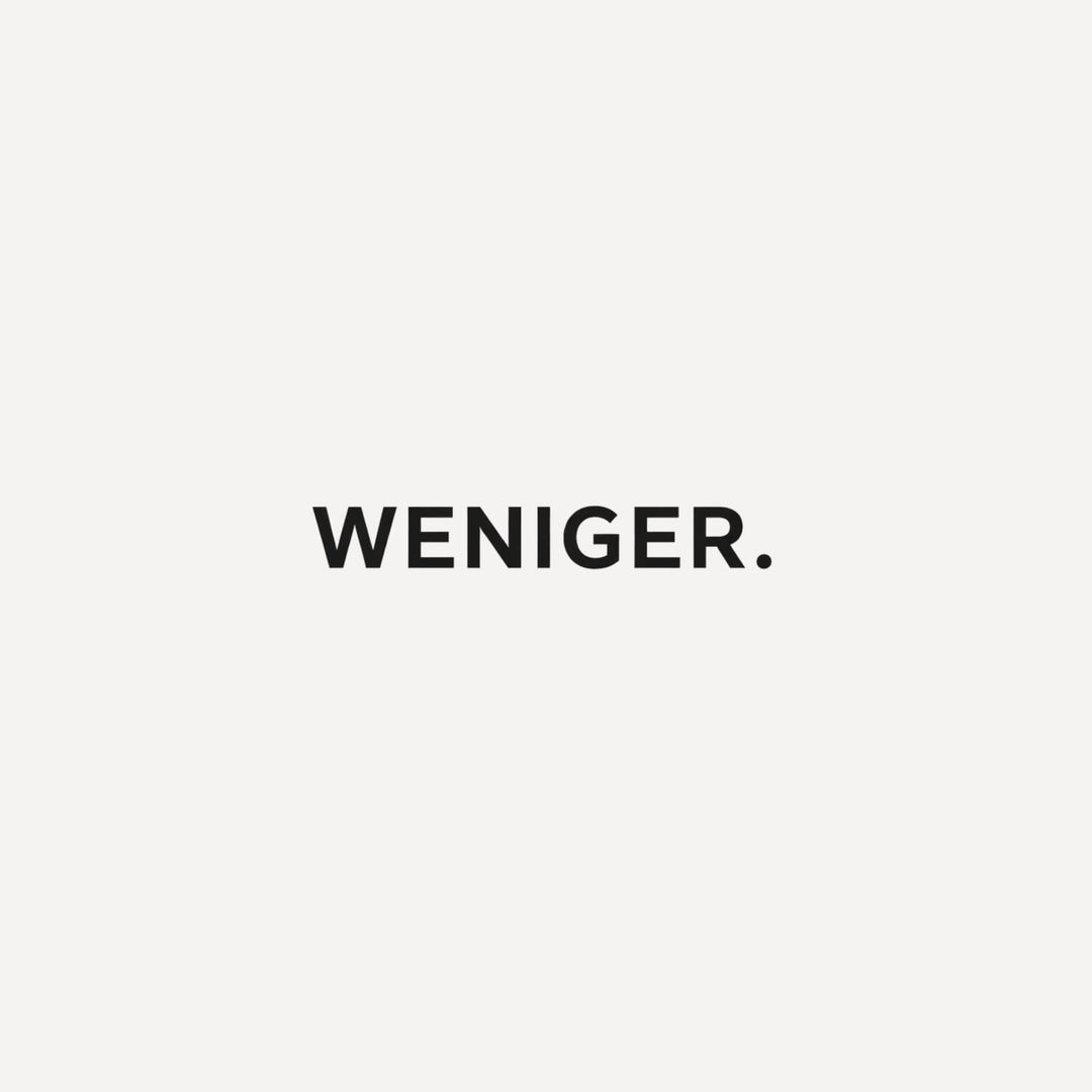 Typografisches Statement „Weniger, aber besser.“ von PURE Studios zum Thema nachhaltiges Design