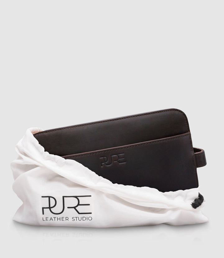 Kulturtasche Leder ATLAS XL Chocolate aus echtem Leder von PURE Leather Studio | PURE Leather Studio