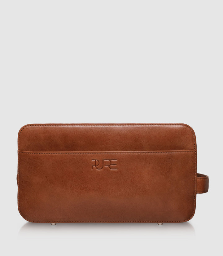 Kulturtasche Leder ATLAS XL Cognac aus echtem Leder von PURE Leather Studio | PURE Leather Studio