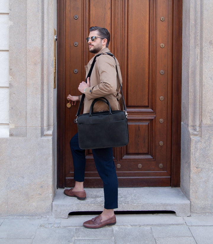 Laptoptasche Leder NAOS Midnight black aus echtem Leder von PURE Leather Studio | PURE Leather Studio